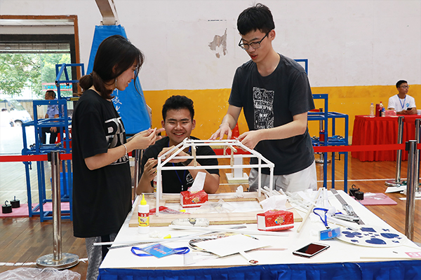 参赛小组成员合作完成模型制作 2026世界杯官方合作网站宣传部 隋明潓 摄0.jpg